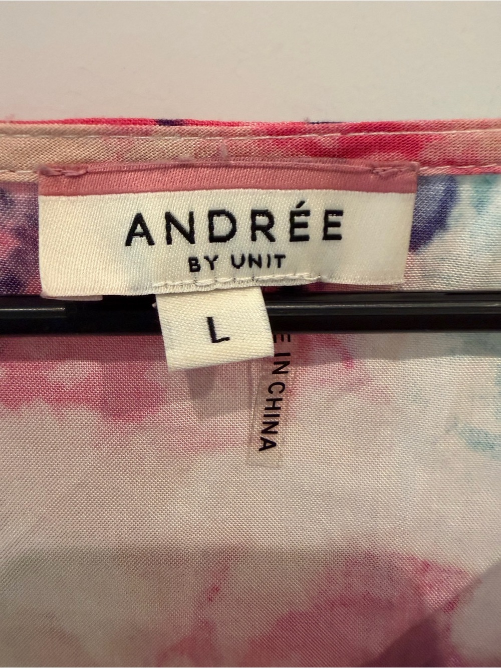 Andree by Unit Floral V-Neck Top Size Large - Picture 2 of 16